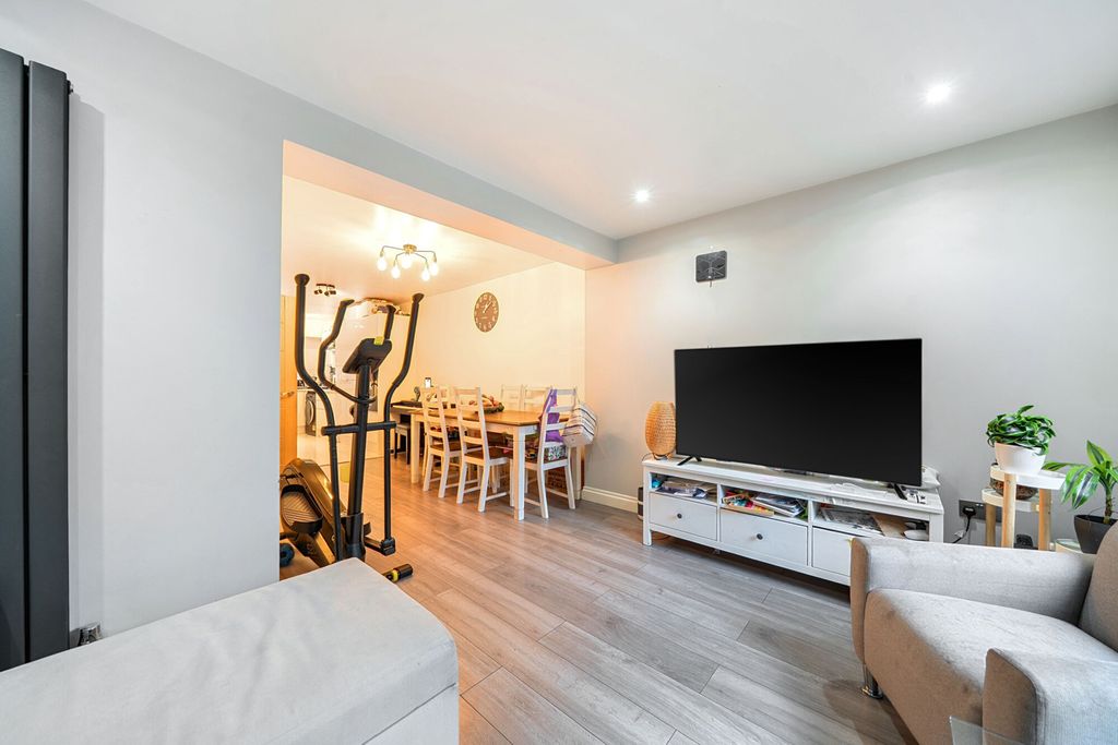 Property photo 2 of 22 1396834-20-696109...