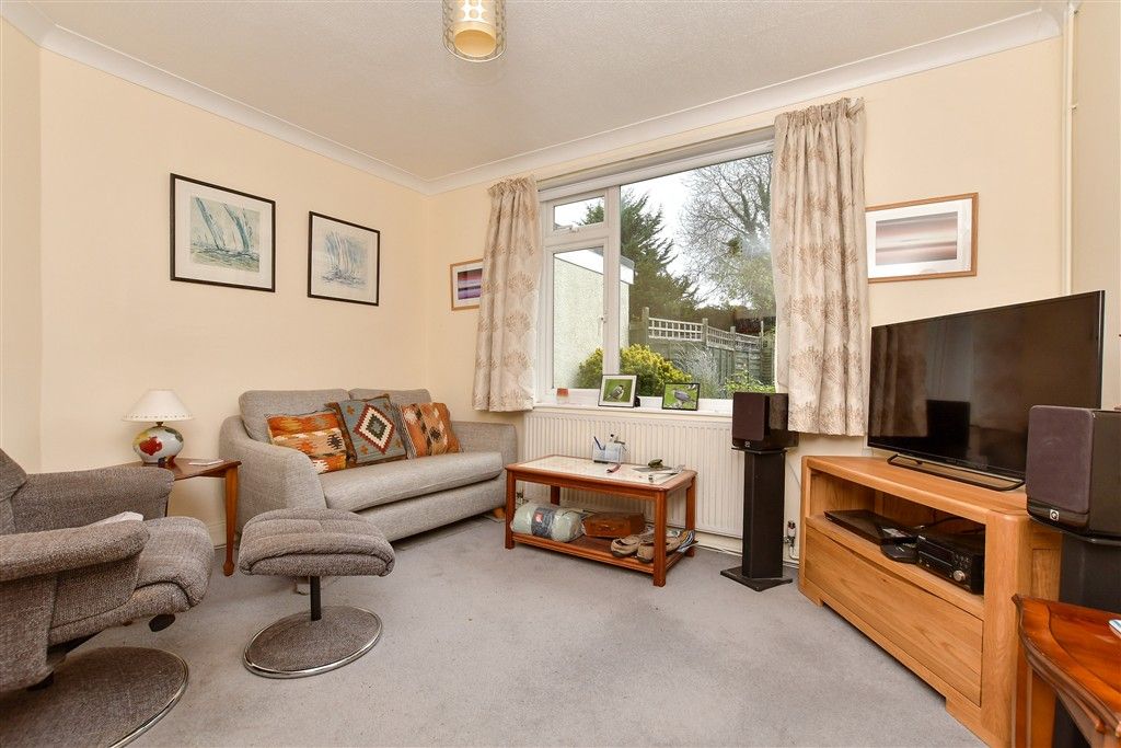 Property photo 3 of 17 Lounge