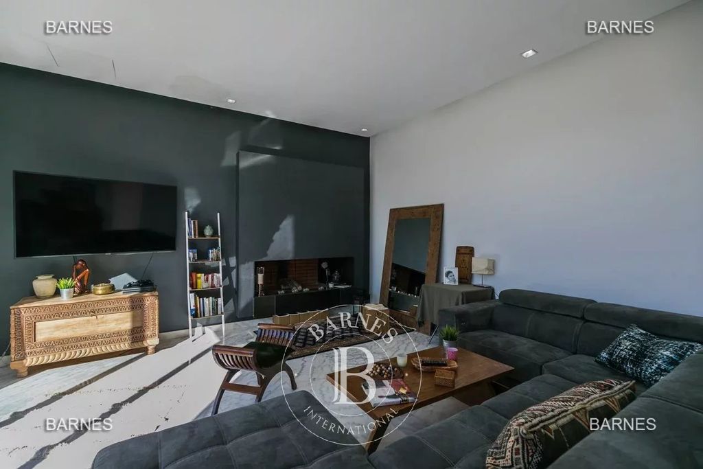 Property photo 3 of 13 Living-Room