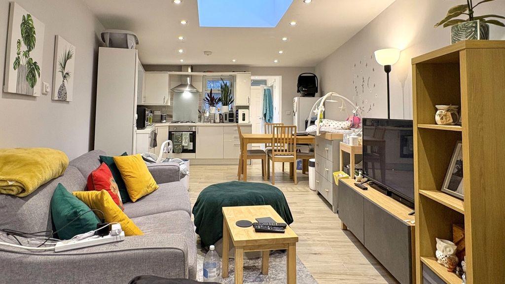 Property photo 2 of 15 Bright, Modern Open-Plan Living Area With Contempo...