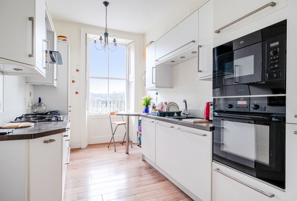 Property photo 3 of 11 Kitchen