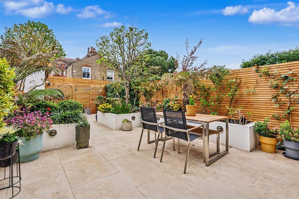 Property photo 3 of 19 For Sale - Wavendon Avenue, W4