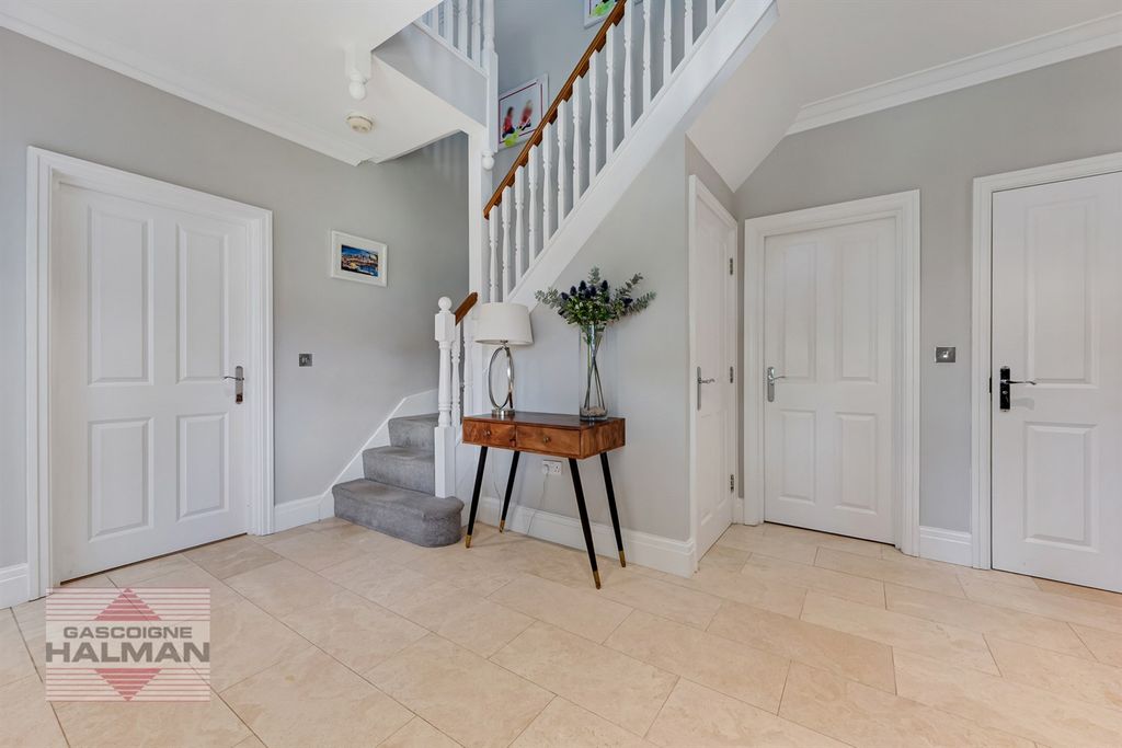 Property photo 2 of 25 Entrance Hallway