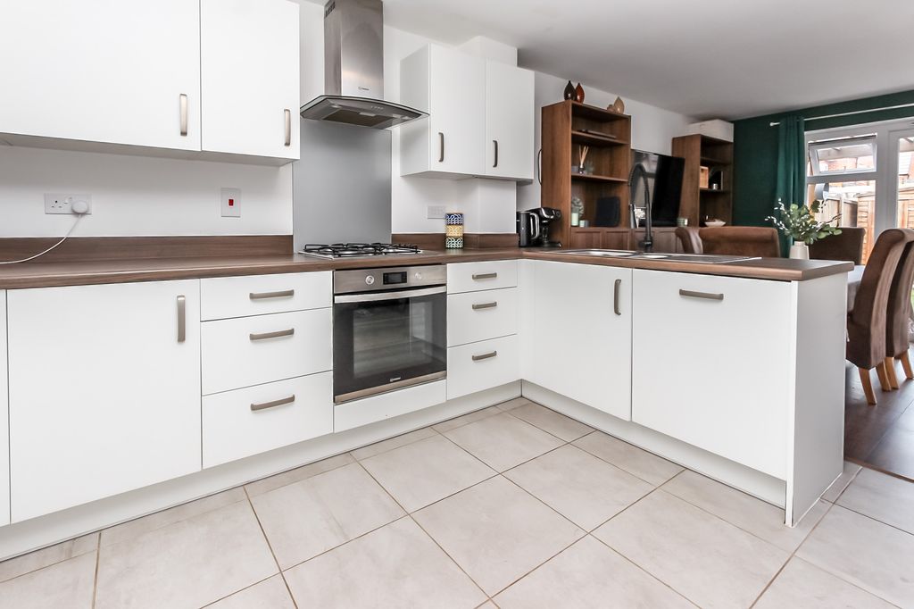 Property photo 2 of 18 Kitchen