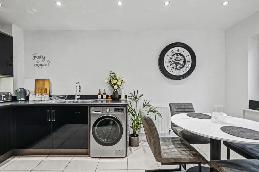 Property photo 2 of 48