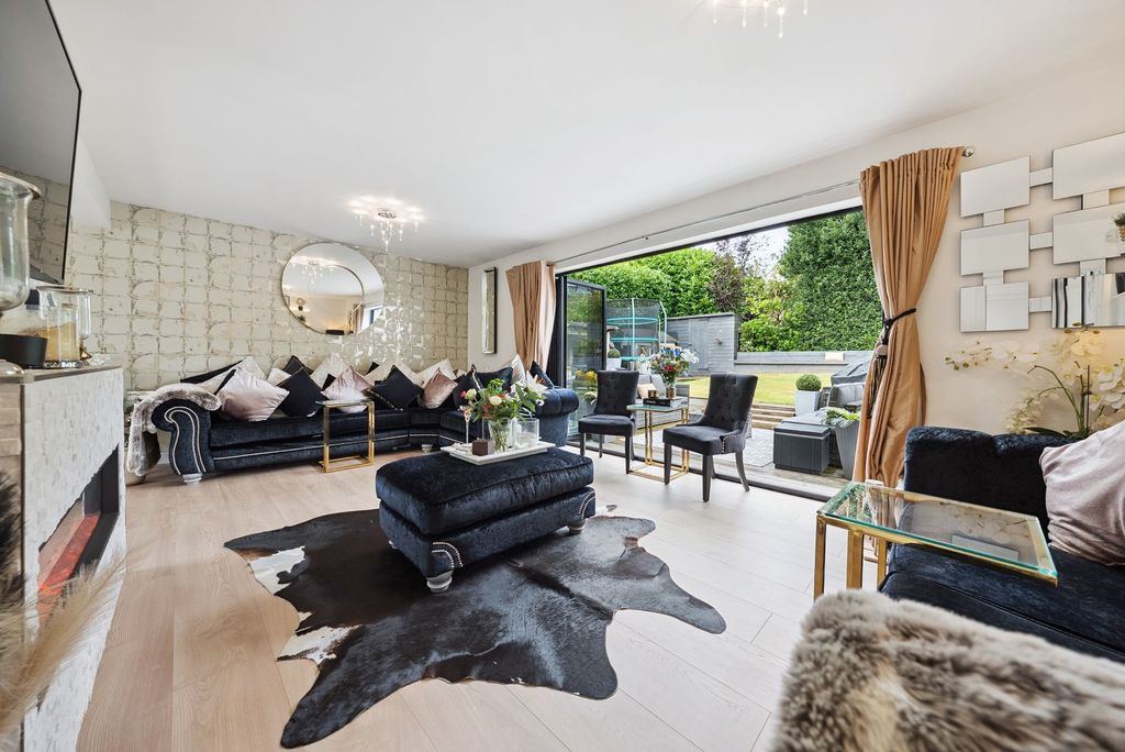 Property photo 2 of 28