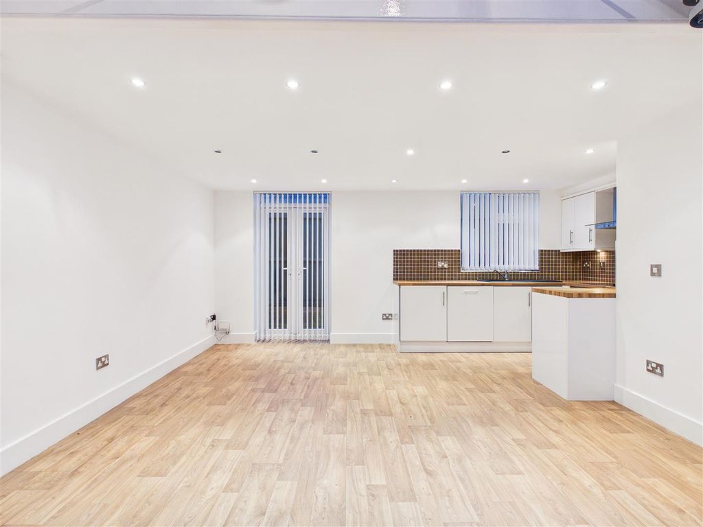 Property photo 3 of 10 Cam05193G0-Pr0119-Still005.Jpg