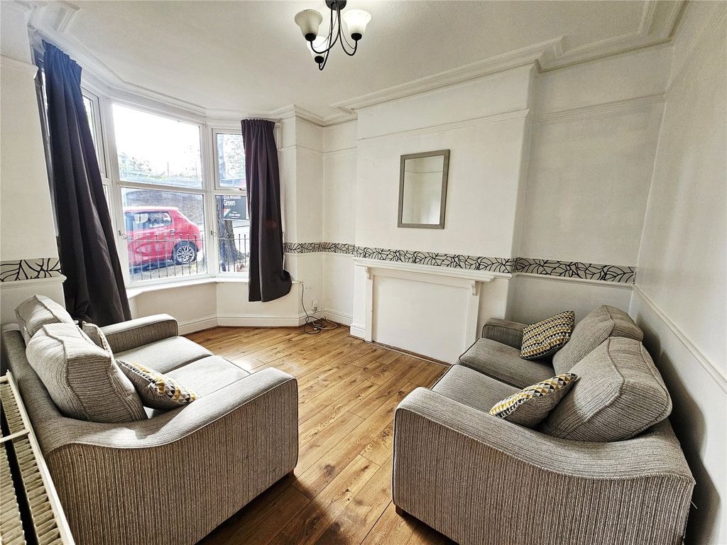 Property photo 2 of 17 Lounge