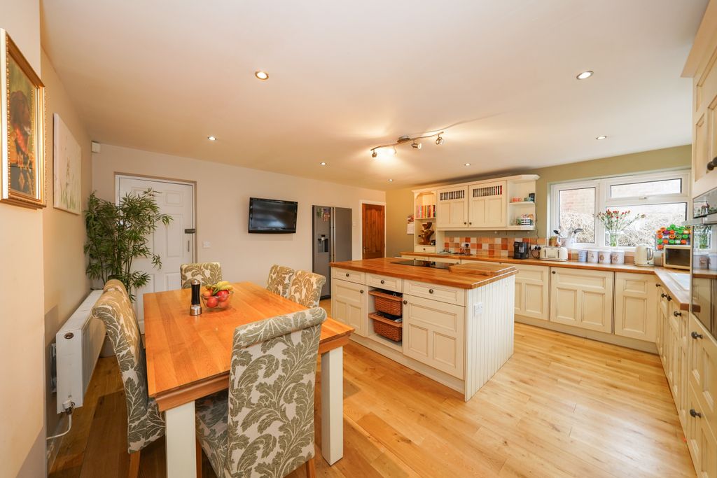 Property photo 3 of 29 Kitchen Diner
