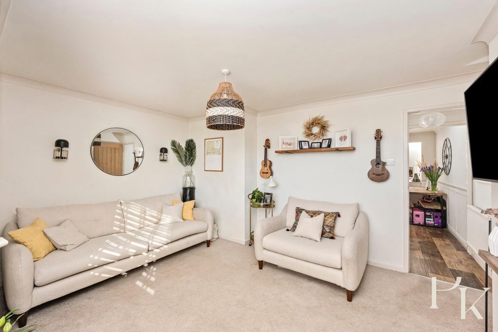 Property photo 3 of 23 Graham Crescent 71-005.Jpg