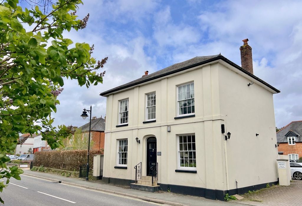 Property photo 1 of 26 4 Bedroom Grade II Listed House