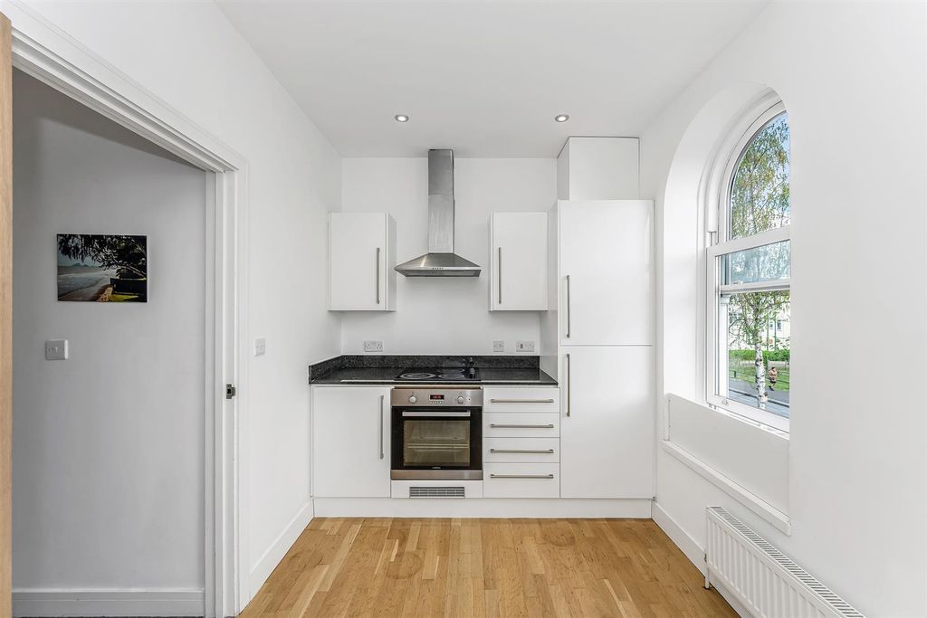 Property photo 3 of 14 221A High Road-8.Jpg