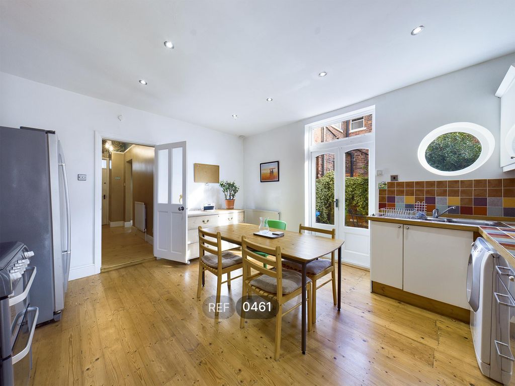 Property photo 3 of 10 Kitchen