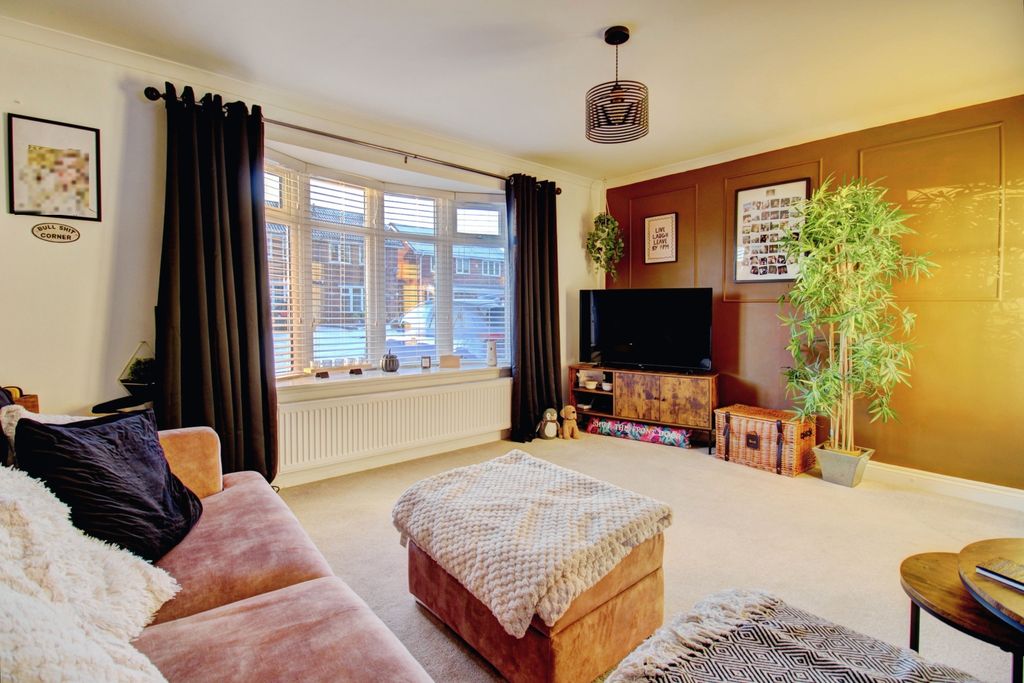 Property photo 2 of 15 Lounge