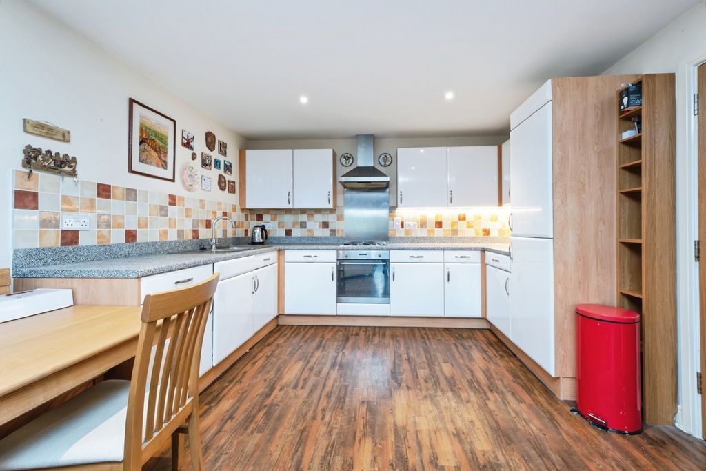 Additional image 4 of 2 bed flat for saleThe Wharf, Leighton Buzzard, Bedfordshire LU7
