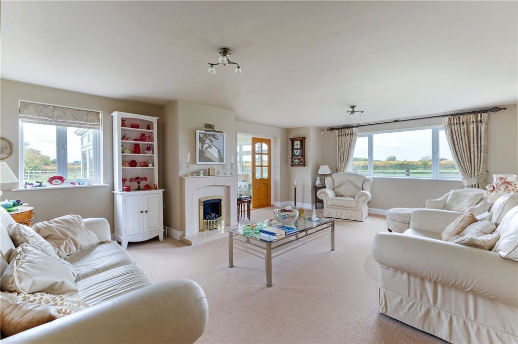 Property photo 3 of 31 Sitting Room