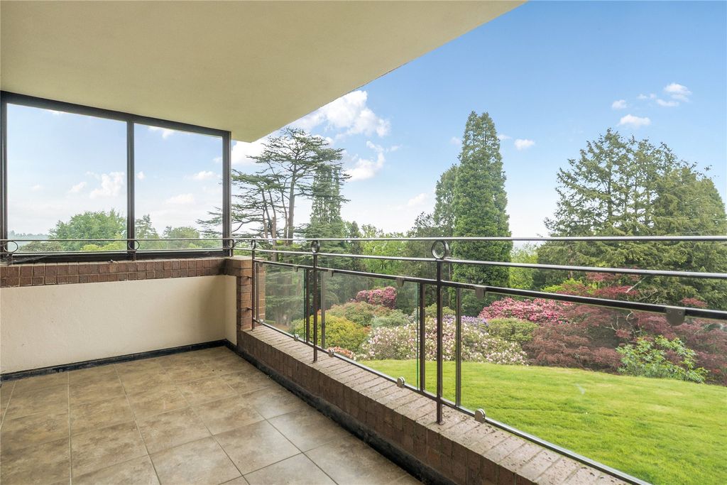2 bed flat for saleLythe Hill Park, Haslemere, Surrey GU27