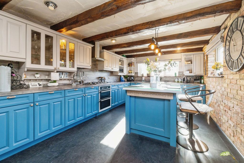 Property photo 3 of 17 Kitchen