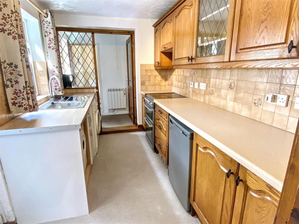 Property photo 3 of 15 Fitted Kitchen