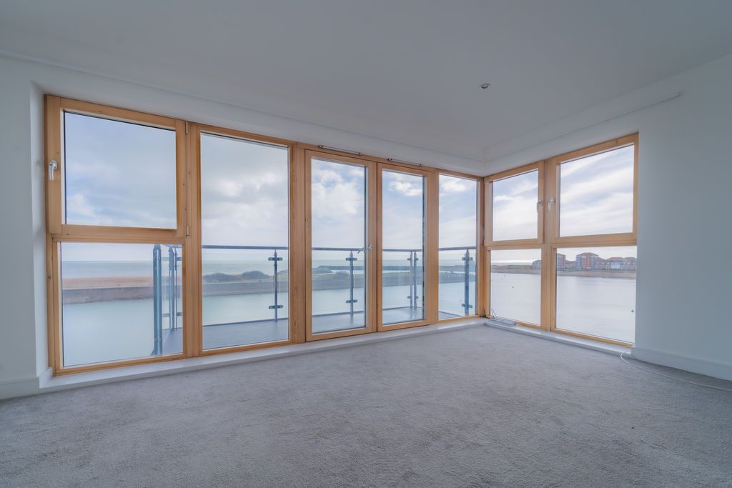 Property photo 3 of 21 Living Room