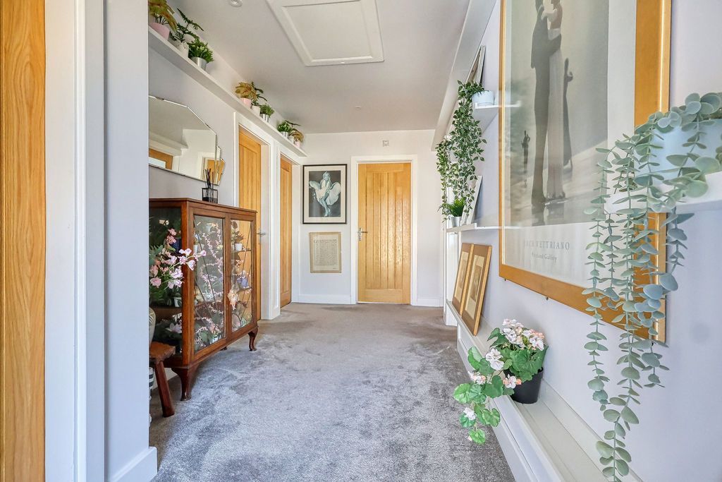 Property photo 2 of 34 Entrance Hall