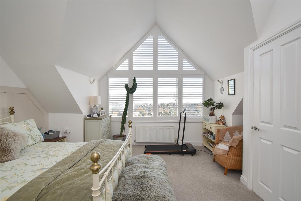 Property photo 2 of 18 Bedroom