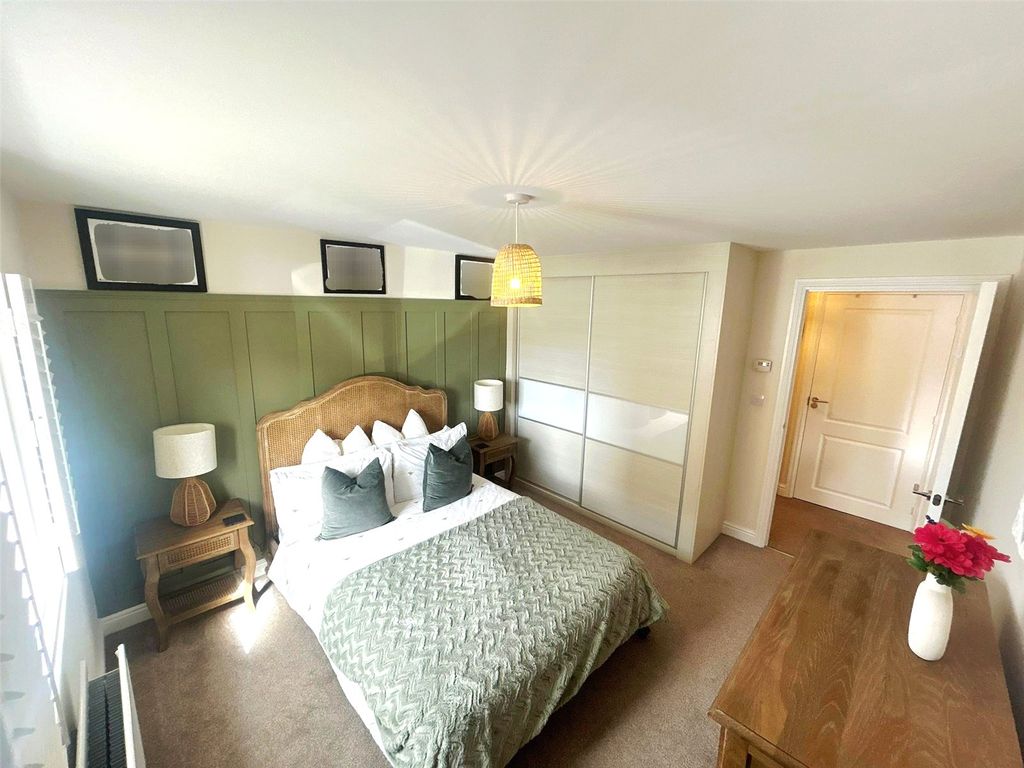 Property photo 2 of 17 Bedroom