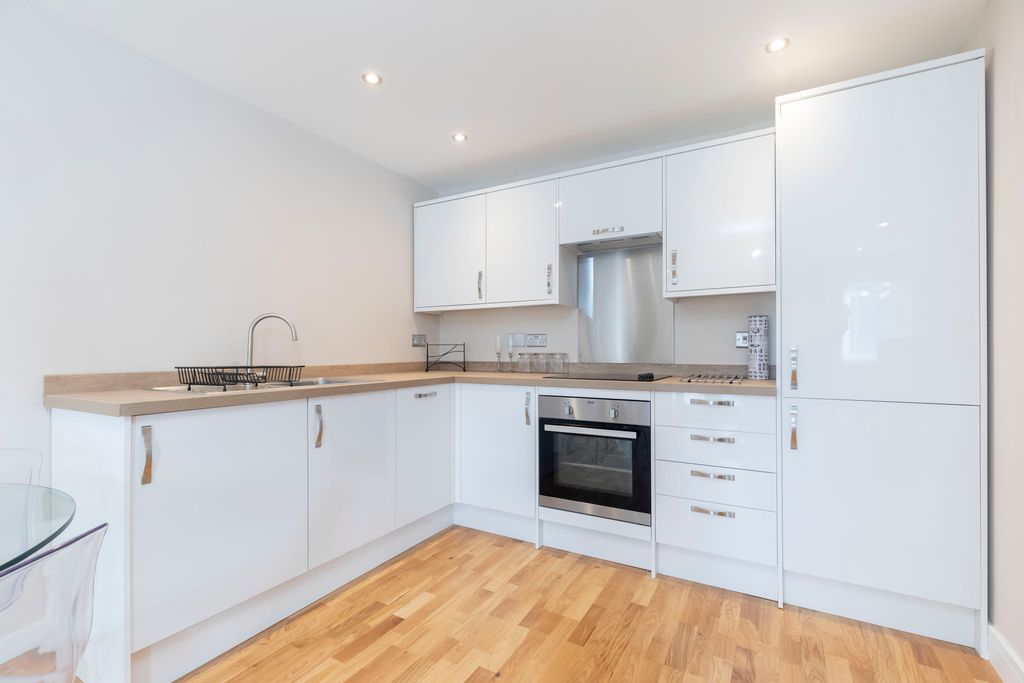 Property photo 3 of 10 Flat 32, 150 Victoria Rd-06
