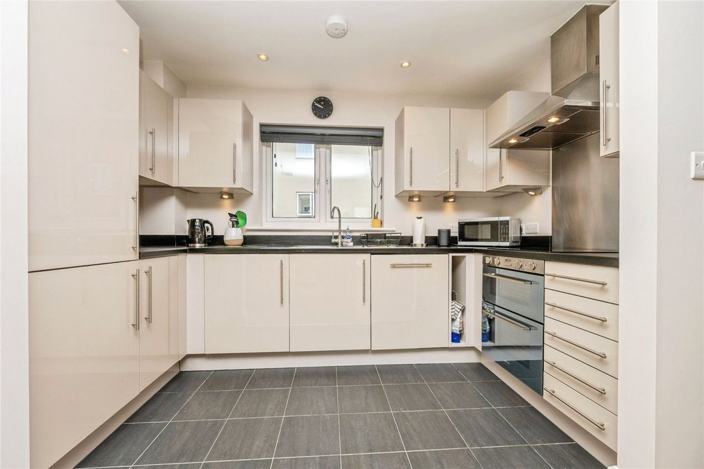 Property photo 3 of 16 Kitchen