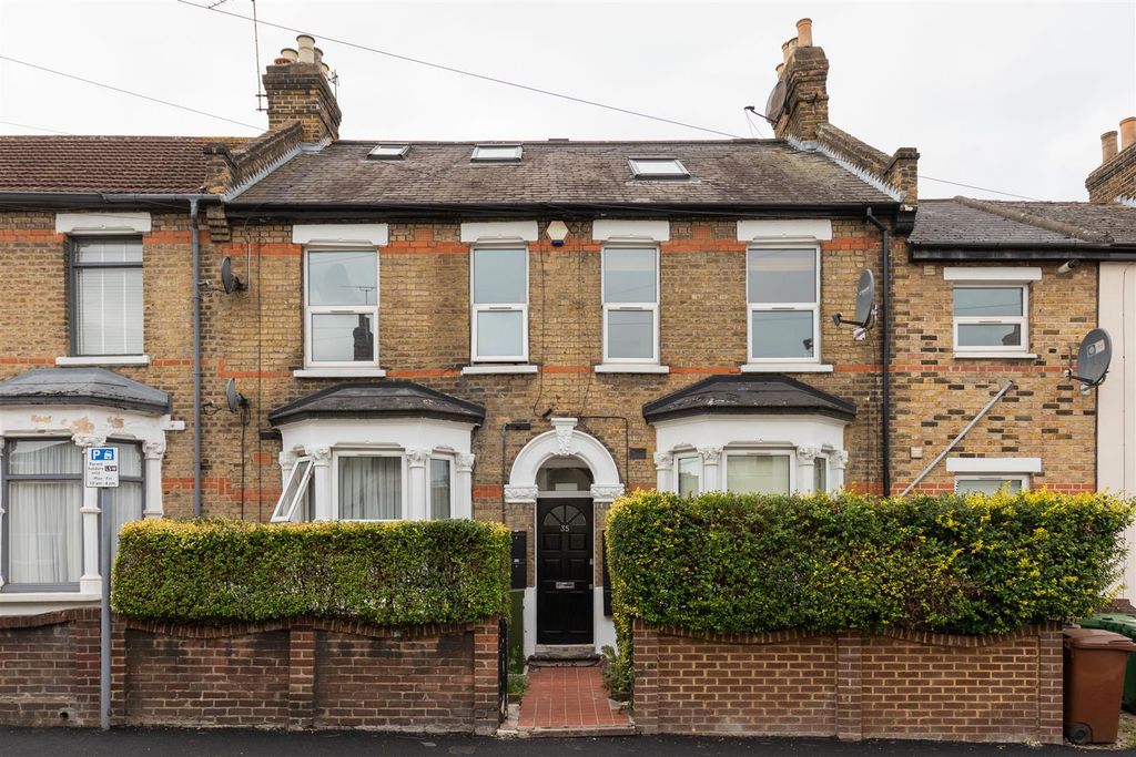 Property photo 1 of 17 Southwest Road, E11