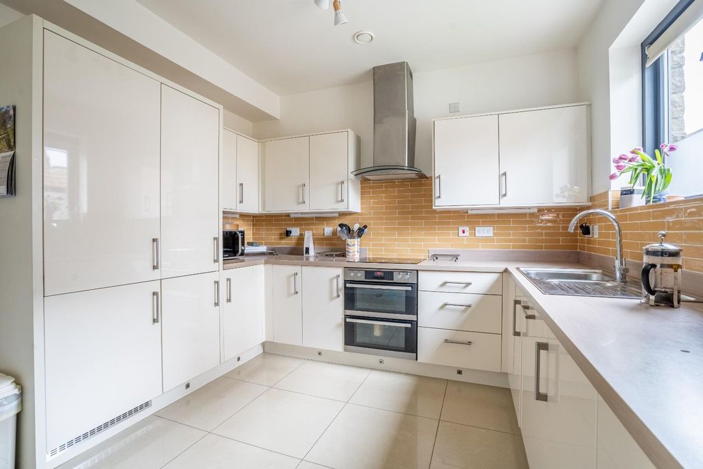 Property photo 3 of 19 Kitchen