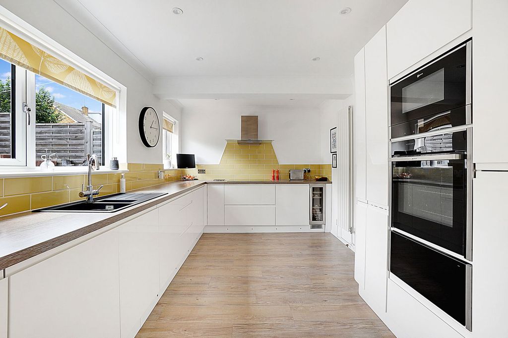 Property photo 2 of 32