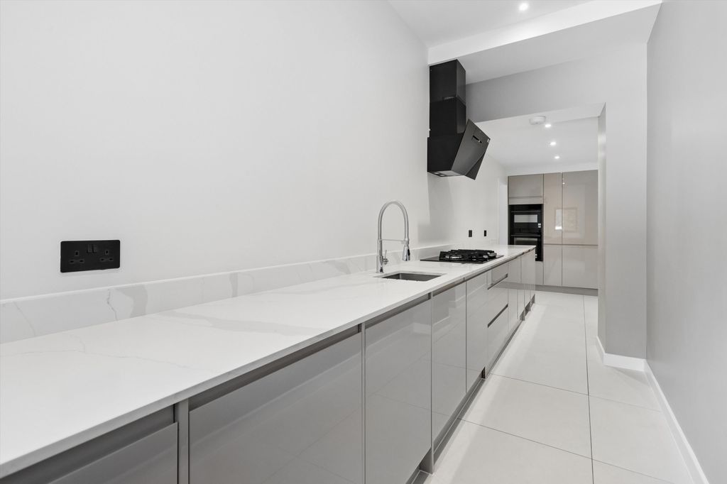 Property photo 2 of 19 Image
