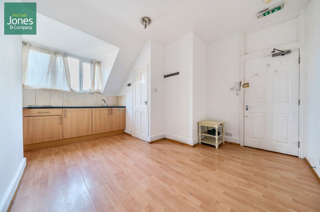 Property photo 2 of 6 Studio