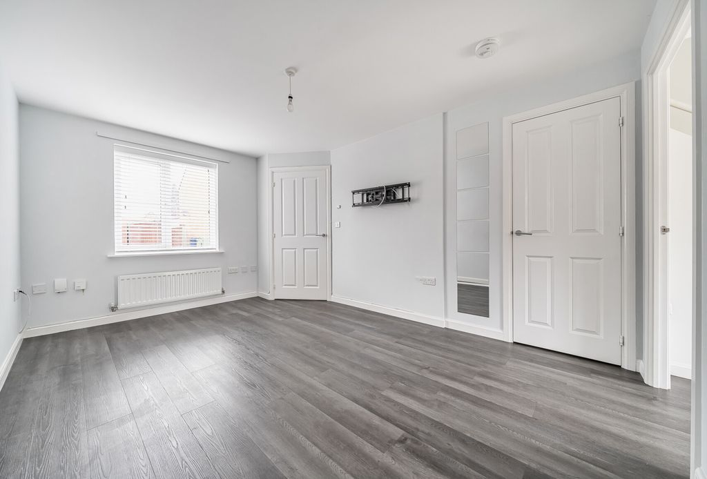 Property photo 3 of 11 1363408-11-68E7d2...