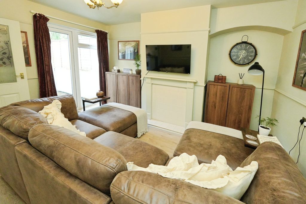 Property photo 2 of 18 Lounge