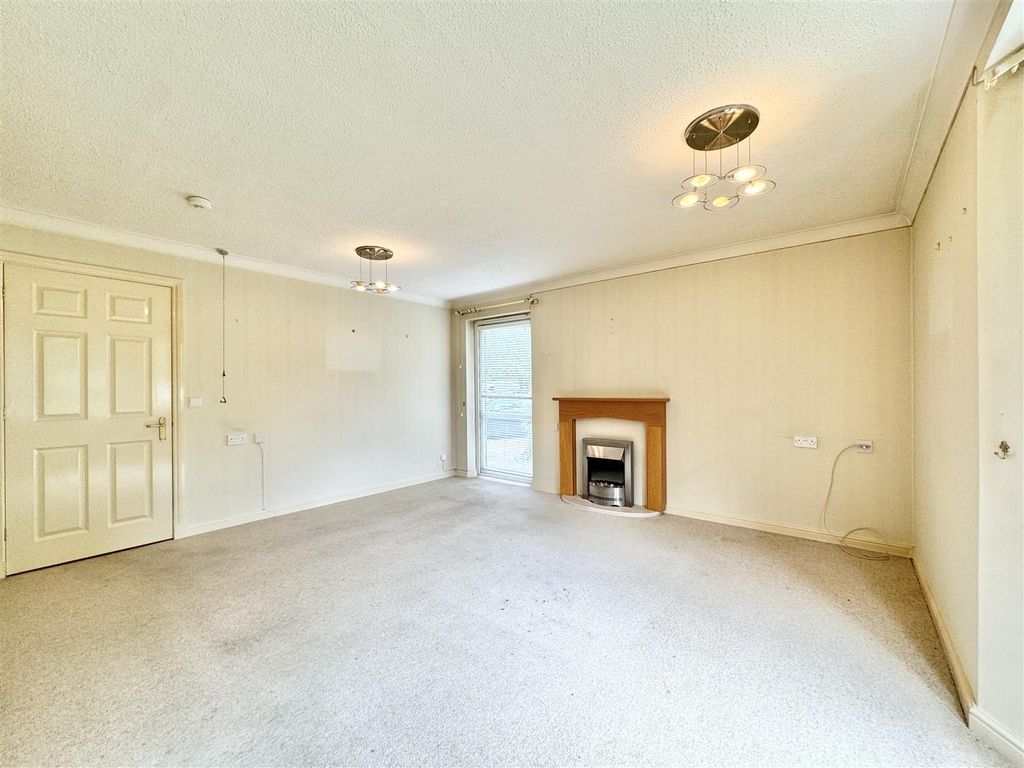 Property photo 3 of 16 Lounge