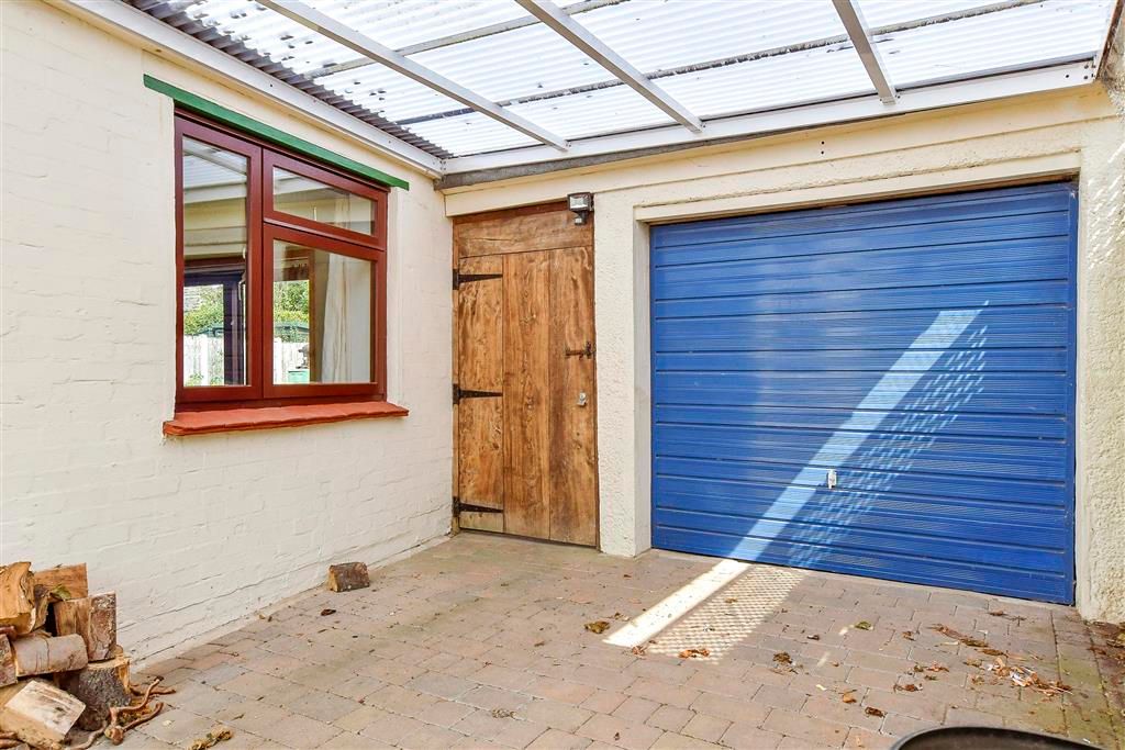 Property photo 3 of 17 Garage