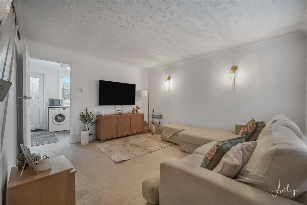 Property photo 2 of 16 Lounge