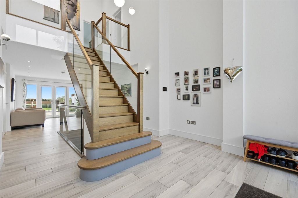 Property photo 3 of 21 Entrance Hall