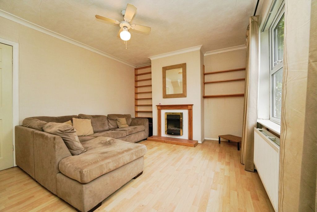 Property photo 3 of 16 Lounge