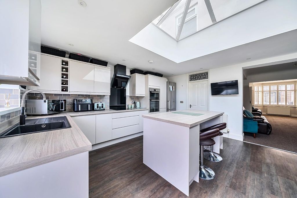 Property photo 3 of 18 1405640-8-697A07Afdc24B.Jpg