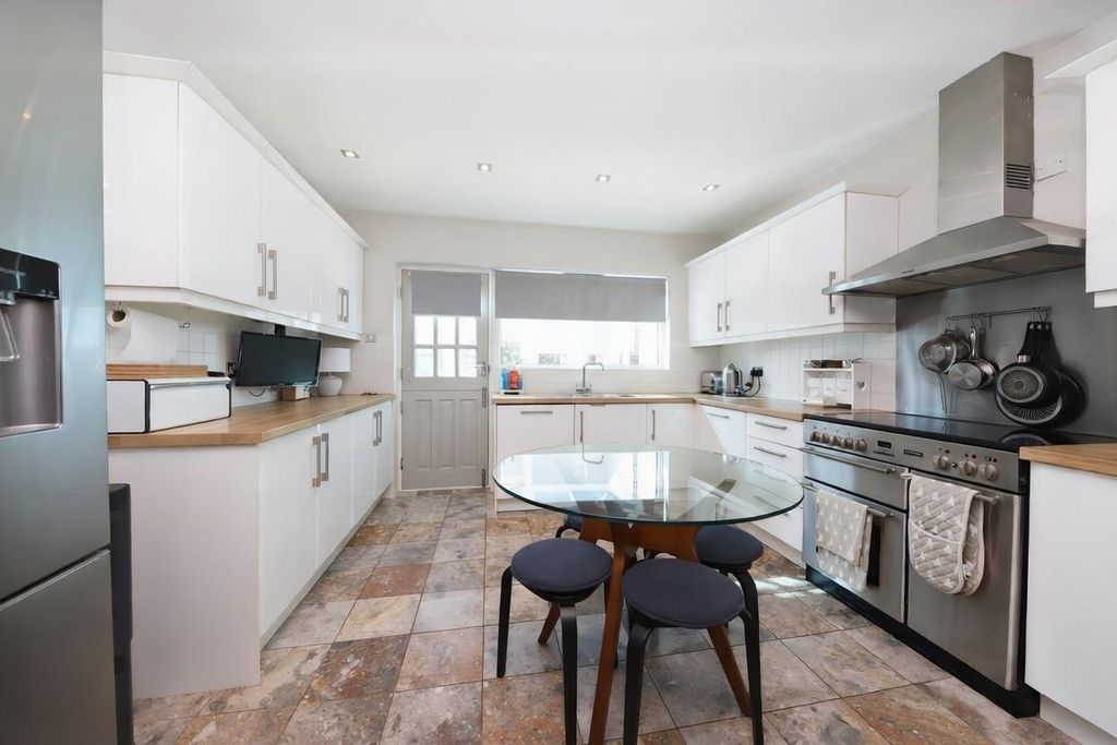 Property photo 3 of 17 Kitchen