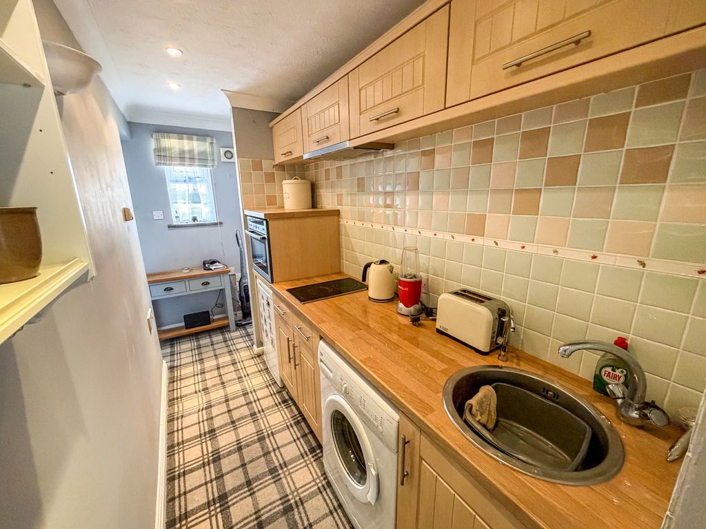 Property photo 3 of 10 Kitchen