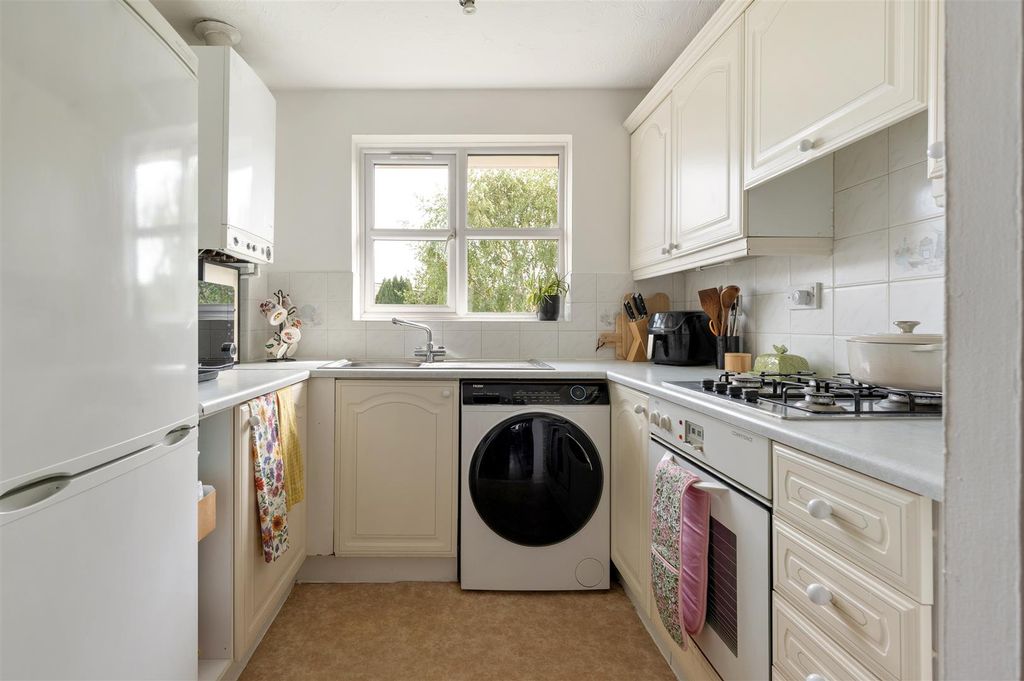 Property photo 3 of 24 Beechcroft Road, E18