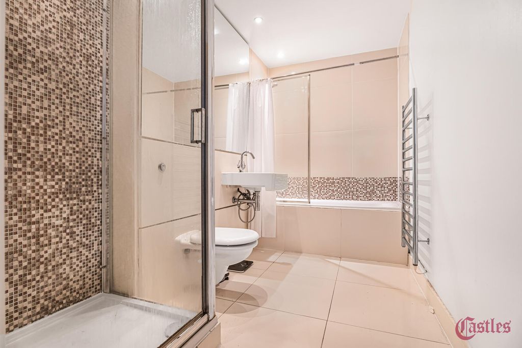 Property photo 2 of 21 Bathroom