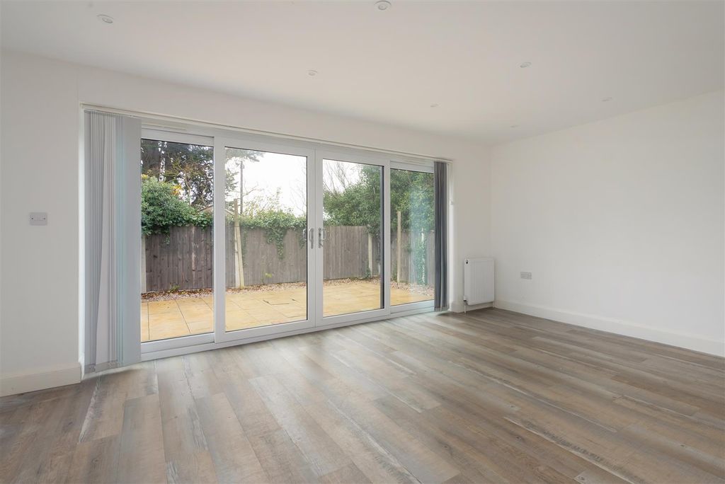 Property photo 3 of 15 Fitzroy Road, Tankerton, Whitstable