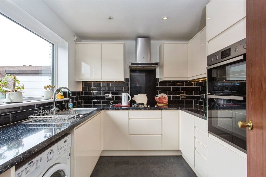 Property photo 3 of 11 Kitchen