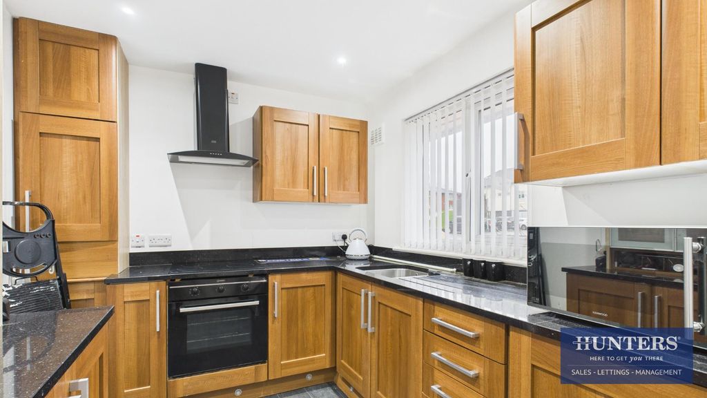 Property photo 3 of 8 Kitchen