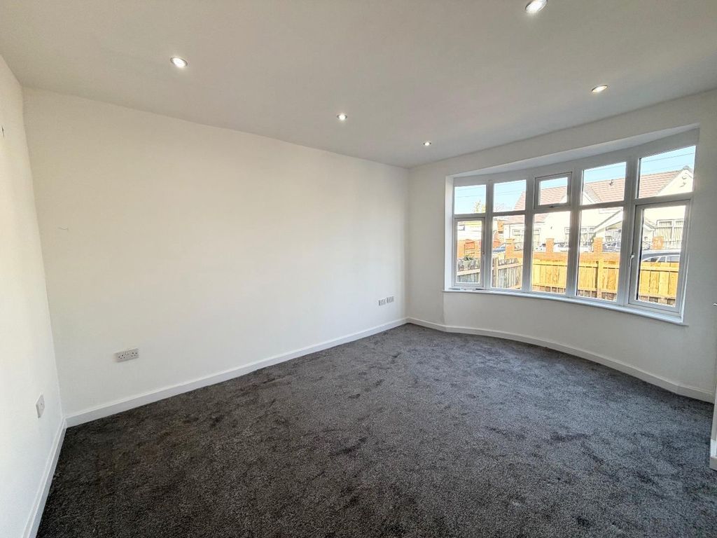 Property photo 2 of 8 Lounge